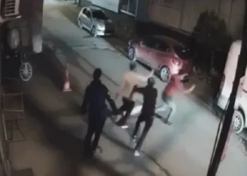 Bursa’da sokak ortasında yumruk yumruğa kavga