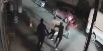 Bursa’da sokak ortasında yumruk yumruğa kavga