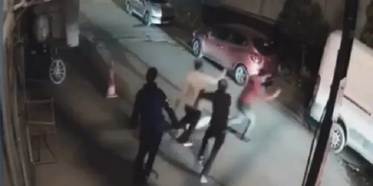 Bursa’da sokak ortasında yumruk yumruğa kavga