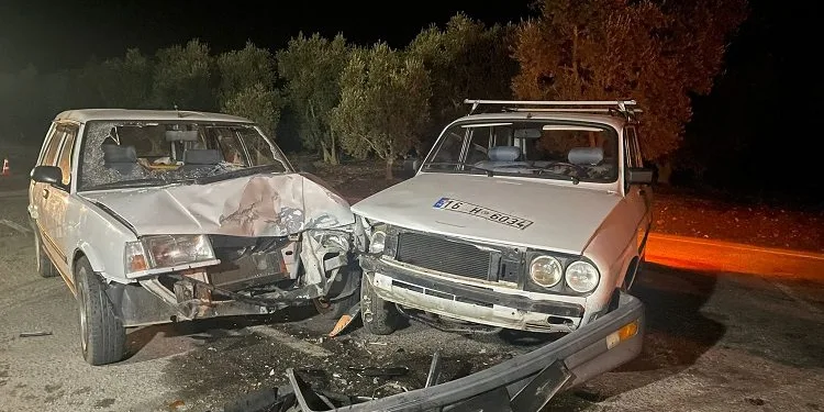 Bursa’da 2 otomobil kafa kafaya çarpıştı