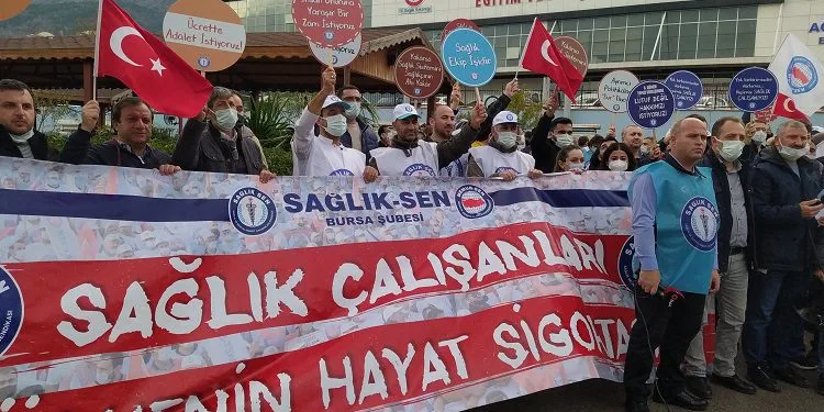 Bursa’da sağlık çalışanları iş bıraktı