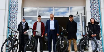 Bursa İznik’te gençlere bisiklet hediyesi