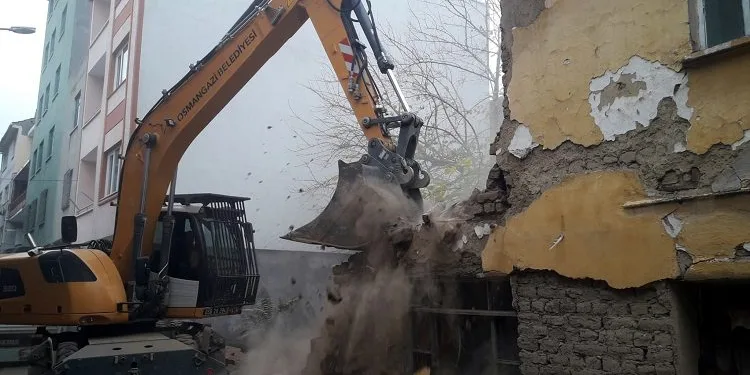 Osmangazi’de metruk binalar tek tek yıkılıyor