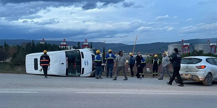 Bursa’da işçi servisi ile otomobil çarpıştı
