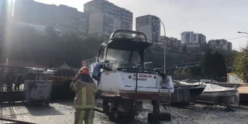 Bursa’da balıkçı barınağına çekilen tekne yandı