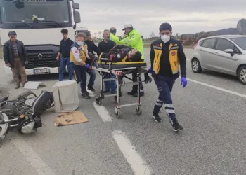 Bursa’da bariyerlere çarpan moto kurye ağır yaralandı