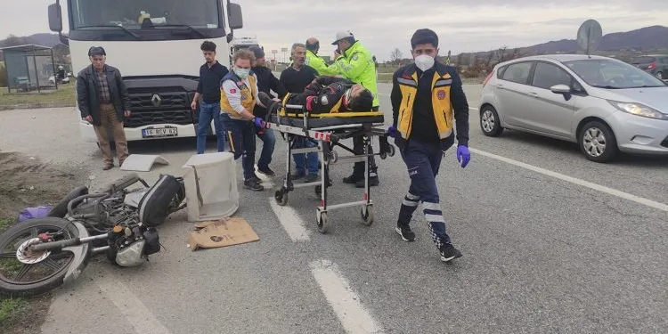 Bursa’da bariyerlere çarpan moto kurye ağır yaralandı