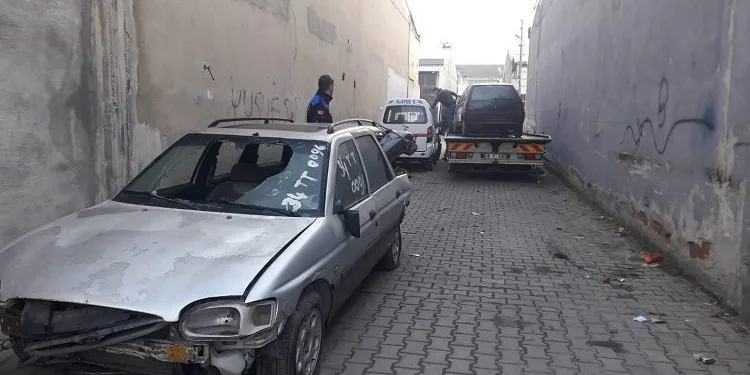 İnegöl Belediyesi hurda araçları topluyor