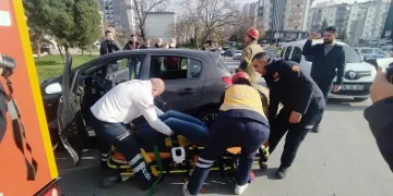 Bursa’da kavşakta 2 araç birbirine girdi