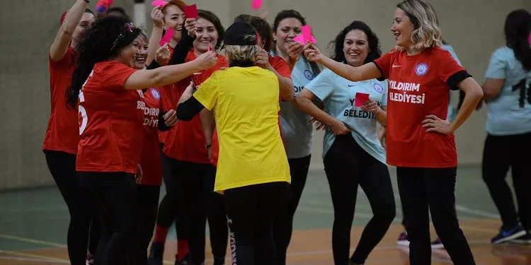 Bursa Yıldırım’da kadınlar futbol müsabakasında dayanışma kazandı