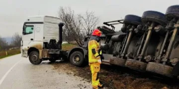 Bursa’da kimyasal yüklü tanker devrildi