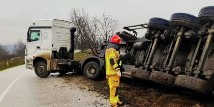 Bursa’da kimyasal yüklü tanker devrildi