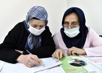 Bursa’da 65 yaşında okuma yazma öğrendiler