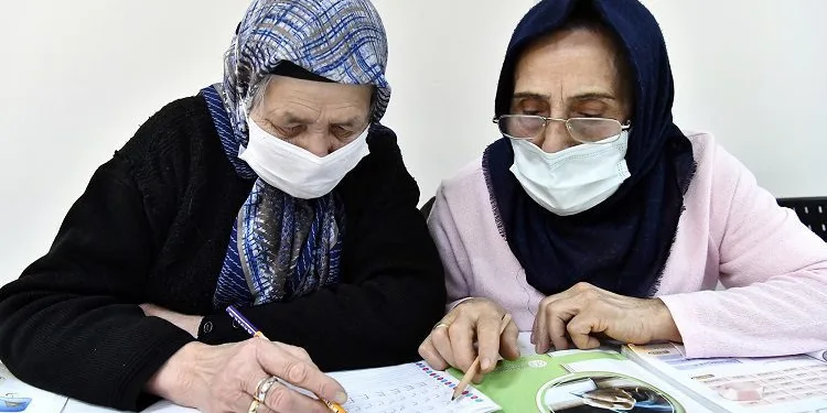 Bursa’da 65 yaşında okuma yazma öğrendiler