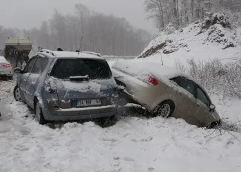 Uludağ yolu kaza yapan araçlarla doldu