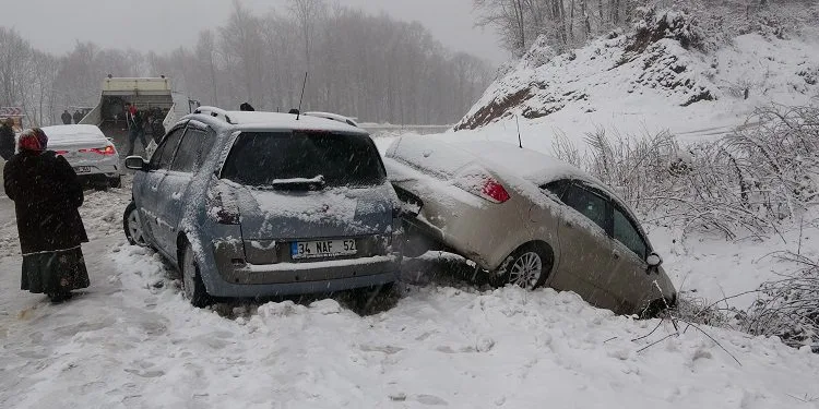 Uludağ yolu kaza yapan araçlarla doldu