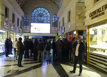 Bursa’da döviz bürolarında kuyruklar oluştu