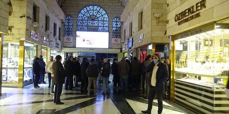 Bursa’da döviz bürolarında kuyruklar oluştu
