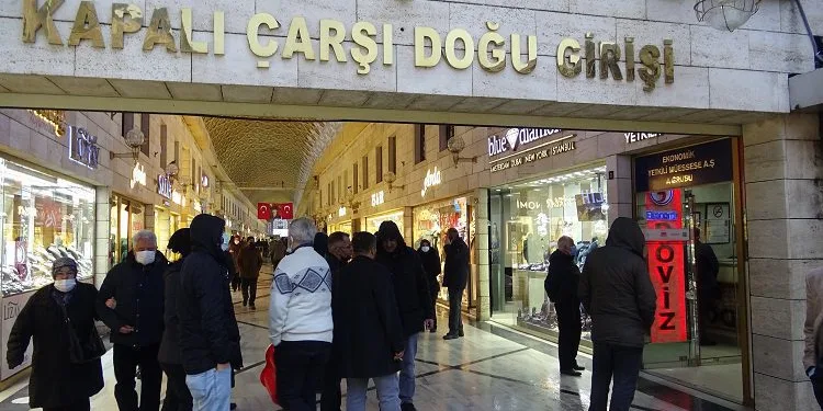 Bursa’da döviz bürolarında kuyruklar oluştu