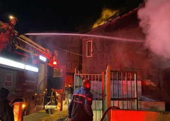 620 yıllık türbenin bitişiğindeki evde yangın