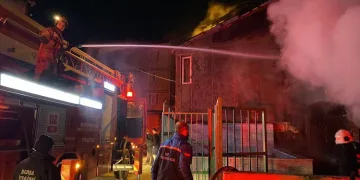 620 yıllık türbenin bitişiğindeki evde yangın