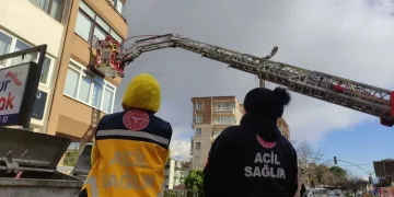 Evinde düşüp bayılan kadın böyle kurtarıldı
