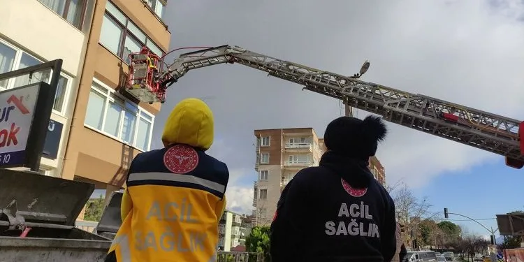 Evinde düşüp bayılan kadın böyle kurtarıldı