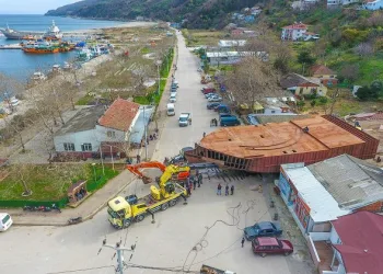 200 tonluk tekne karadan yürütüldü