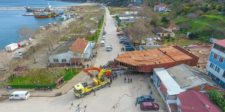 200 tonluk tekne karadan yürütüldü