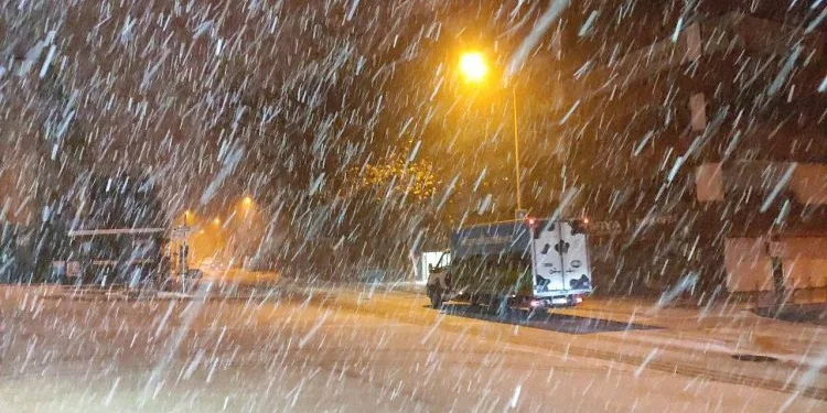 Bursa’da kar hayatı olumsuz etkiledi, araçlar yollarda kaldı