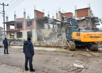 Bursa Yenişehir Belediyesi metruk binaları yıkıyor