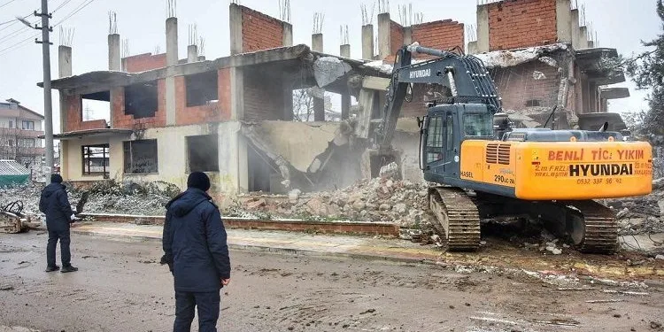 Bursa Yenişehir Belediyesi metruk binaları yıkıyor