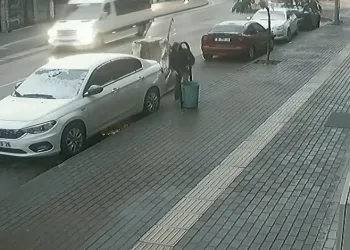 Bursa’da kağıt toplayıcı çöp kovasını çaldı