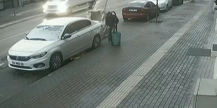 Bursa’da kağıt toplayıcı çöp kovasını çaldı