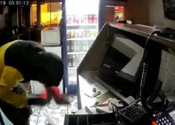 Bursa’da tuhaf hırsızlık! Önce öptü sonra çaldı