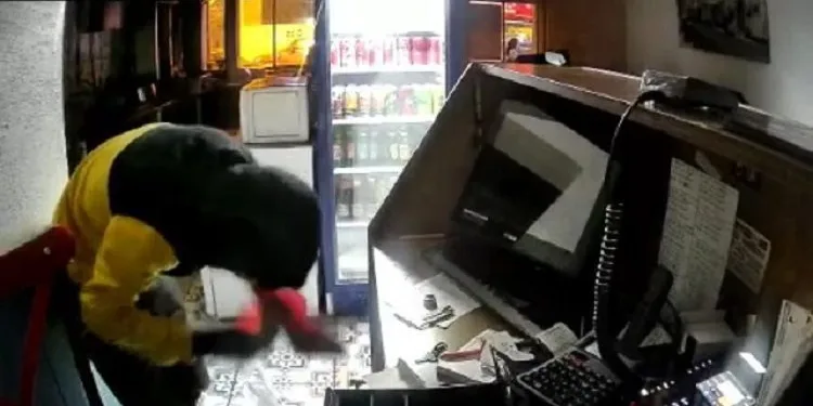 Bursa’da tuhaf hırsızlık! Önce öptü sonra çaldı