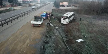 Bursa’da tarlaya uçan otobüsün kaza anı kamerada