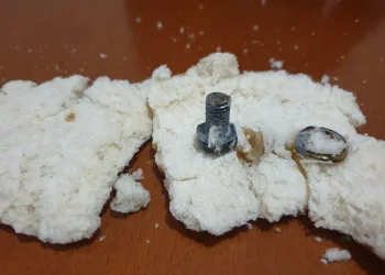 Aldığı ekmeğin içinden vida çıktı