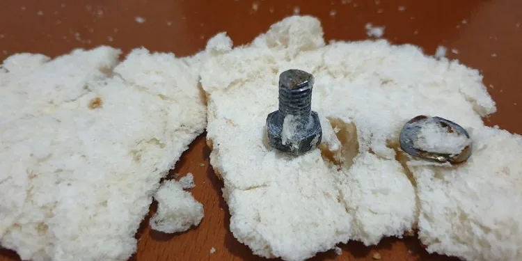 Aldığı ekmeğin içinden vida çıktı