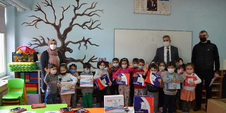 İznik Belediye Başkanı’ndan öğrencilere hediye