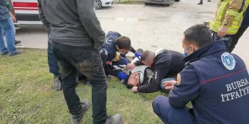 Kaza yerinden geçerken, yaralının oğlu olduğunu gördü