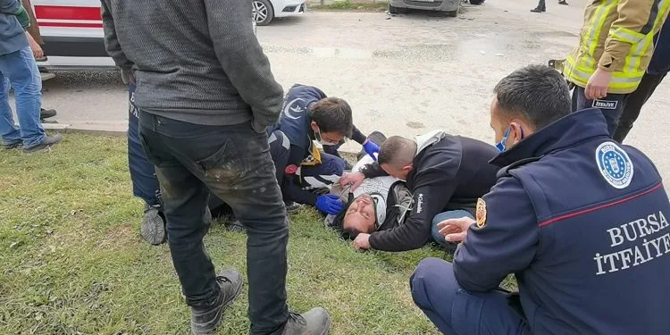 Kaza yerinden geçerken, yaralının oğlu olduğunu gördü