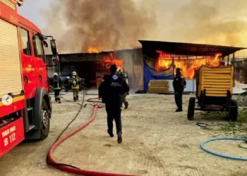 Bursa’da inşaat malzemesi deposunda yangın