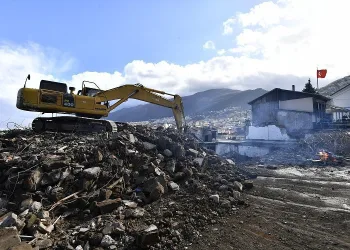 Kavaklı’da riskli binaların yıkımı sürüyor