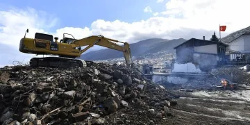Kavaklı’da riskli binaların yıkımı sürüyor