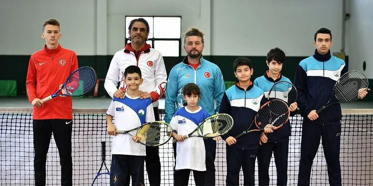Osmangazi’de engeller tenis ile aşılıyor