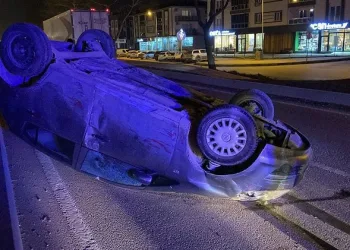 Bursa’da TIR’a çarpan otomobil takla attı
