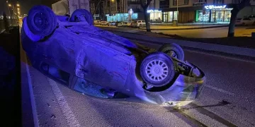 Bursa’da TIR’a çarpan otomobil takla attı