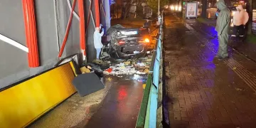 Bursa’da yan yola uçan aracın sürücüsü öldü