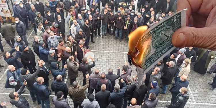 Doların düşüşüne davul zurnalı kutlama
